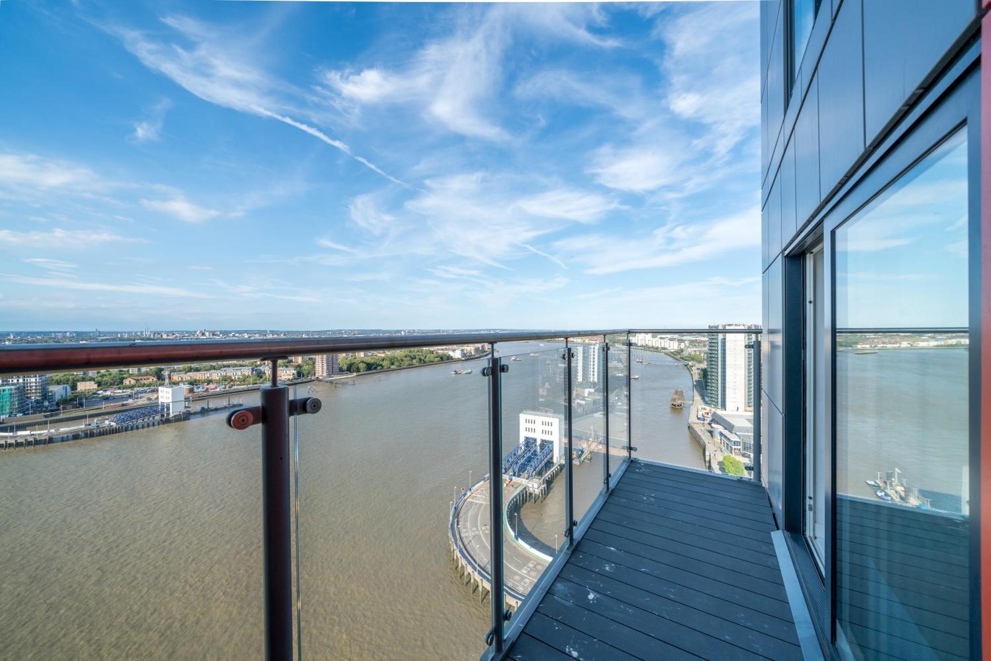 Skyvillion - London River Thames Top Floor Apartments By Woolwich Ferry, Mins To London Excel, O2 Arena , London City Airport With Parking Экстерьер фото