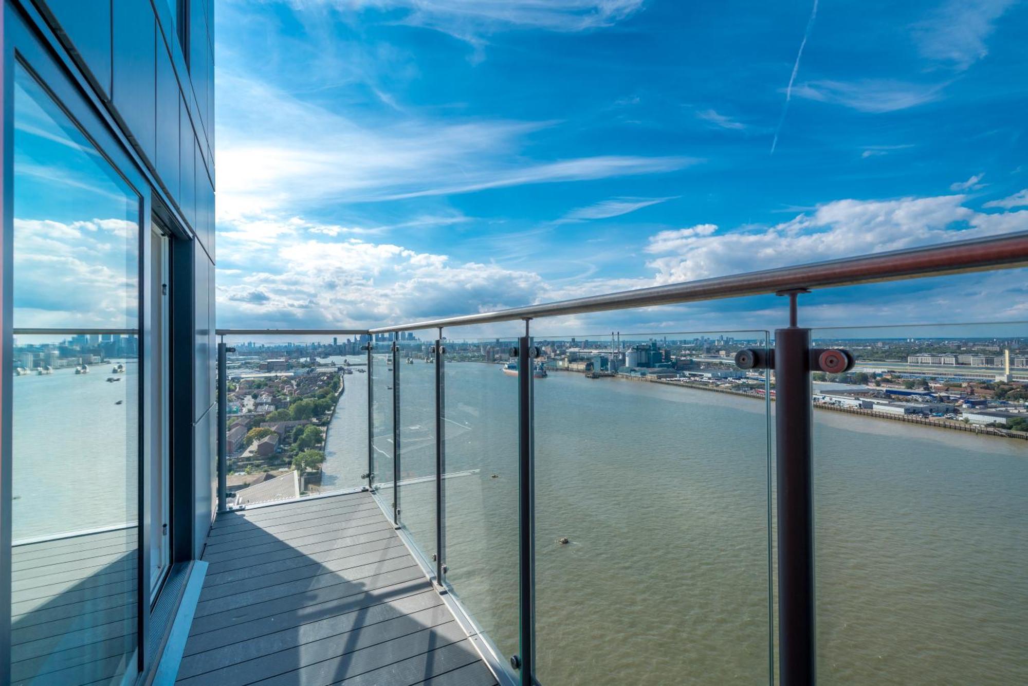 Skyvillion - London River Thames Top Floor Apartments By Woolwich Ferry, Mins To London Excel, O2 Arena , London City Airport With Parking Экстерьер фото