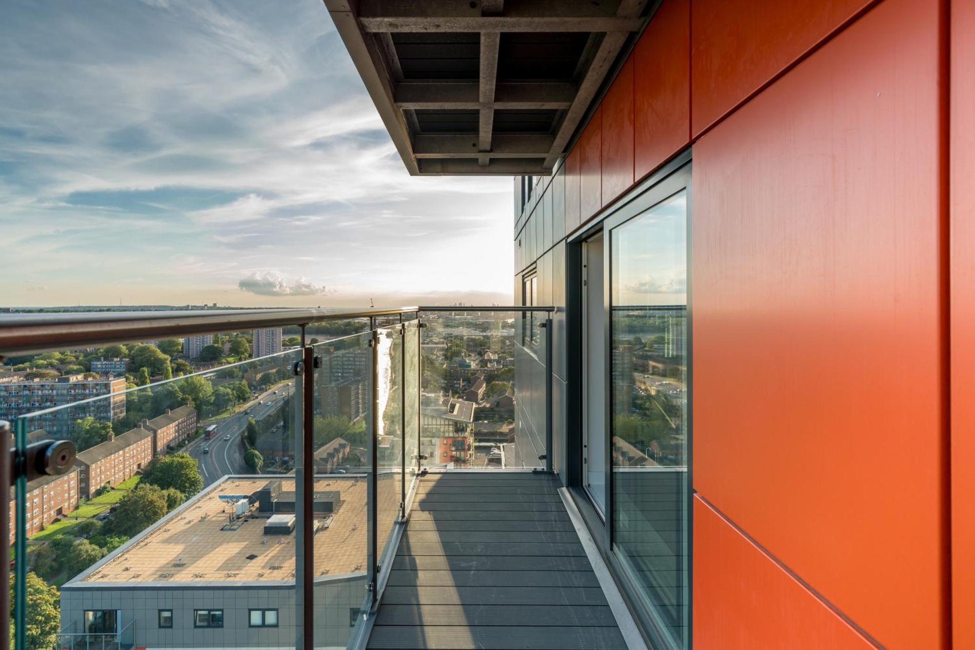 Skyvillion - London River Thames Top Floor Apartments By Woolwich Ferry, Mins To London Excel, O2 Arena , London City Airport With Parking Экстерьер фото